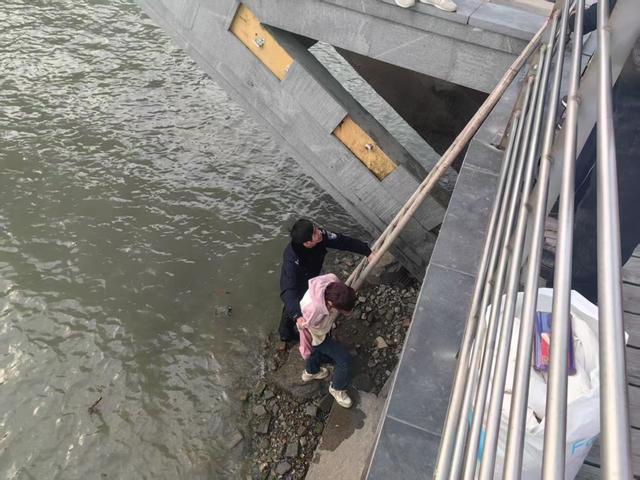 8岁民警跳入冰冷的河水救起轻生女子龙8游戏国际登录救人是我的本能 5